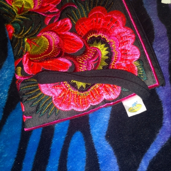 NWOT Womanz Wristlet Bag with Pink Flowers and Black Strap - Picture 2 of 4